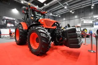 Červený prototyp traktoru Zetor Řada 6 na výstavě